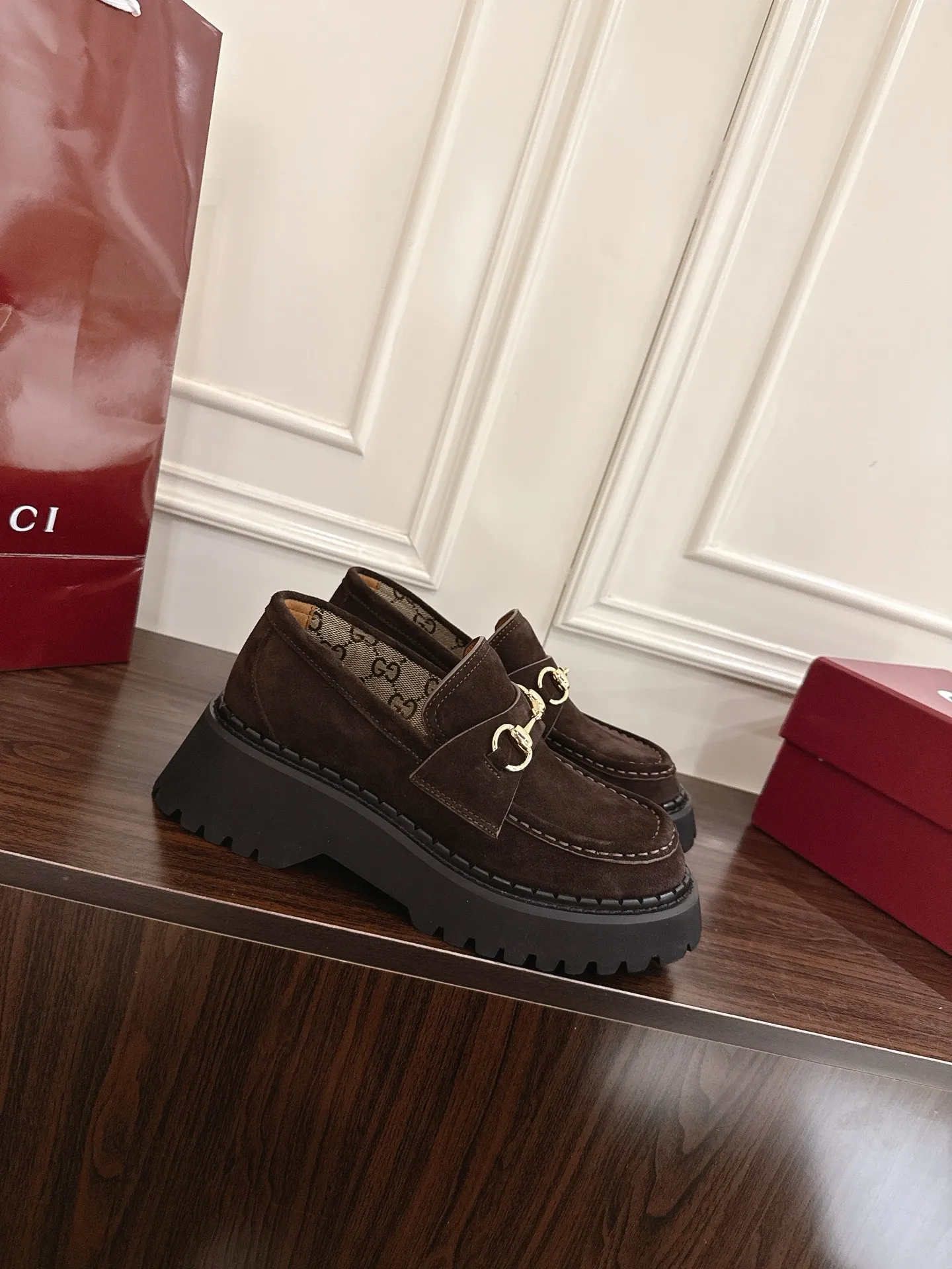 👟👟Ex-factory price 540👟👟 Gucci loafers with horsebit groove soles. As a tribute to the brand's equestrian origins, the horsebit has gone through years of baptism, integrating the rich historical heritage and modern fashion into one. Cowhide surface, sole thickness 5cm, size: 35-42# 39-46#